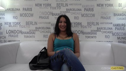 Дрочит шмоньку на чешском кастинге