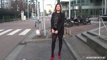 Француженка в чулках сосет член