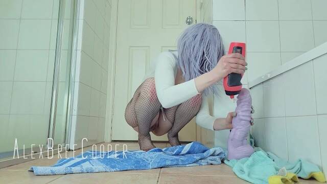 Девушка любит огромные дилдо в узкой заднице