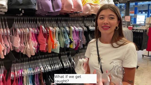 Девушка сосет в примерочной до глотка спермы