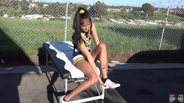 Худая студентка засветила голую письку под униформой