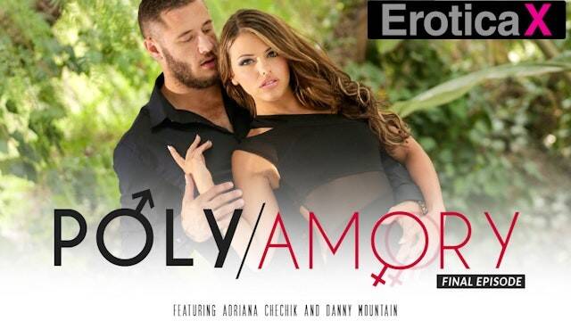 Милфа лезет в бассейн парню и страстно трахает