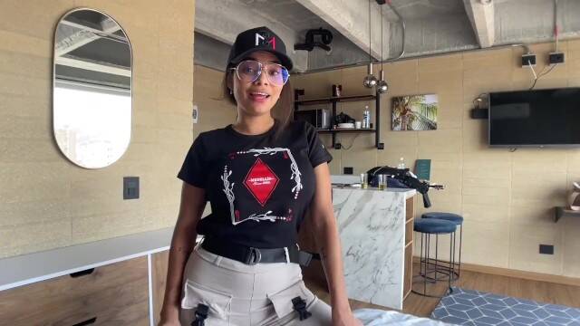 Отымел раком брюнетку с большими сиськами и задом