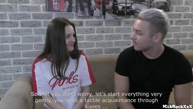 Парень уговорил целку на лишение девственности