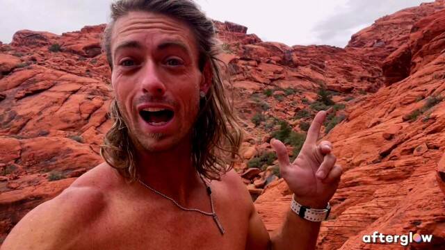 Привез блондинку в пустынные скалы для похода