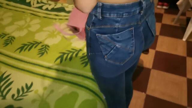 Соблазняет друга упругой попкой на горячий перепих