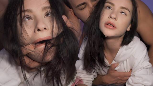 Стонущая брюнетка трахается раком и глотает сперму