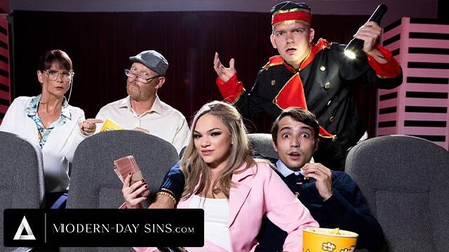 Трахает блондинку на публике в кинотеатре