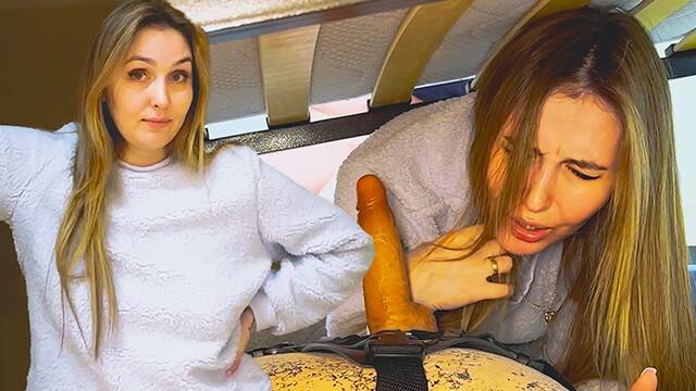 Трахает блондинку раком в жопу под кроватью