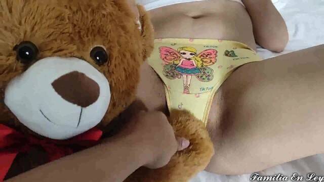 Трахает через трусики брюнетку с длинными волосами