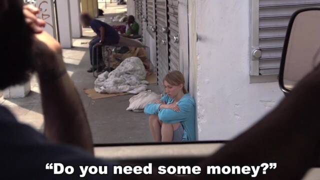 Трахает в машине худую незнакомку с мокрой киской